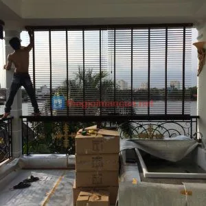 Mành nhựa vân gỗ ngoài trời giá rẻ